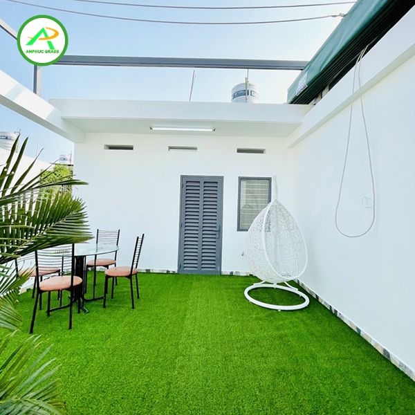 cỏ nhân tạo trang trí ban công