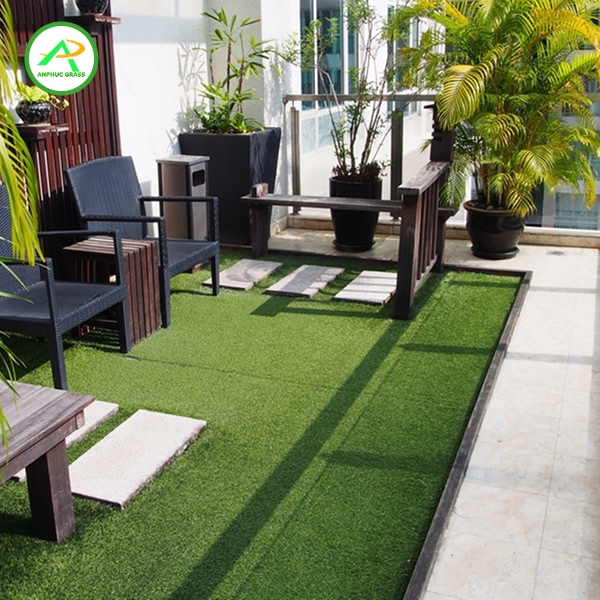 cỏ nhân tạo trang trí ban công