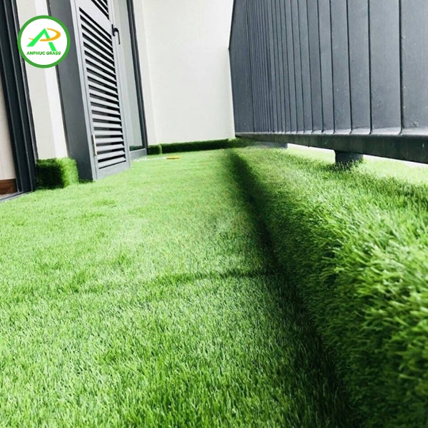 cỏ nhân tạo trang trí ban công