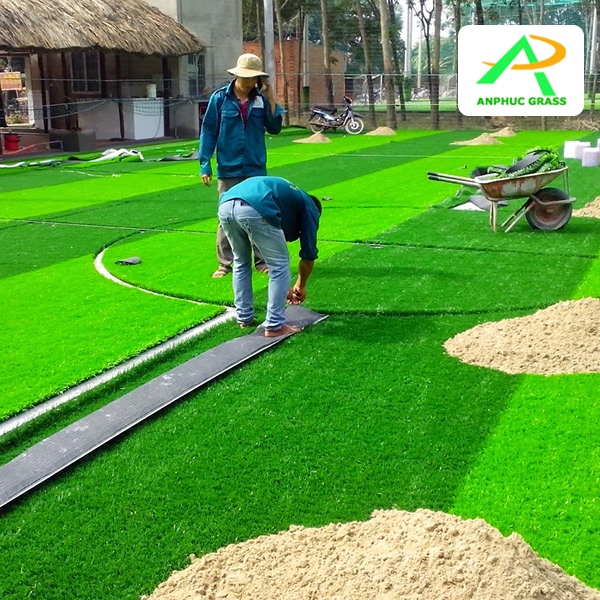 Giá cỏ nhân tạo sân bóng