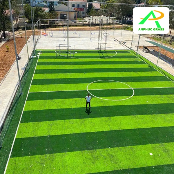 Làm sân bóng cỏ nhân tạo
