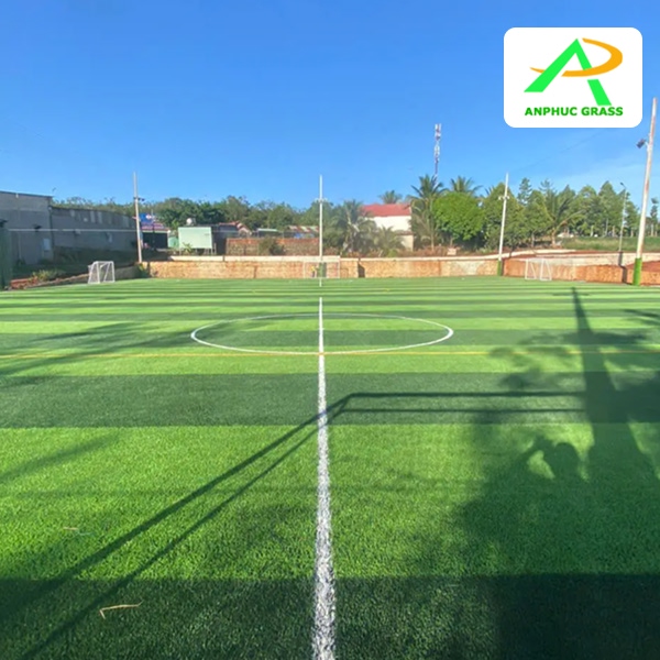 Làm sân bóng cỏ nhân tạo